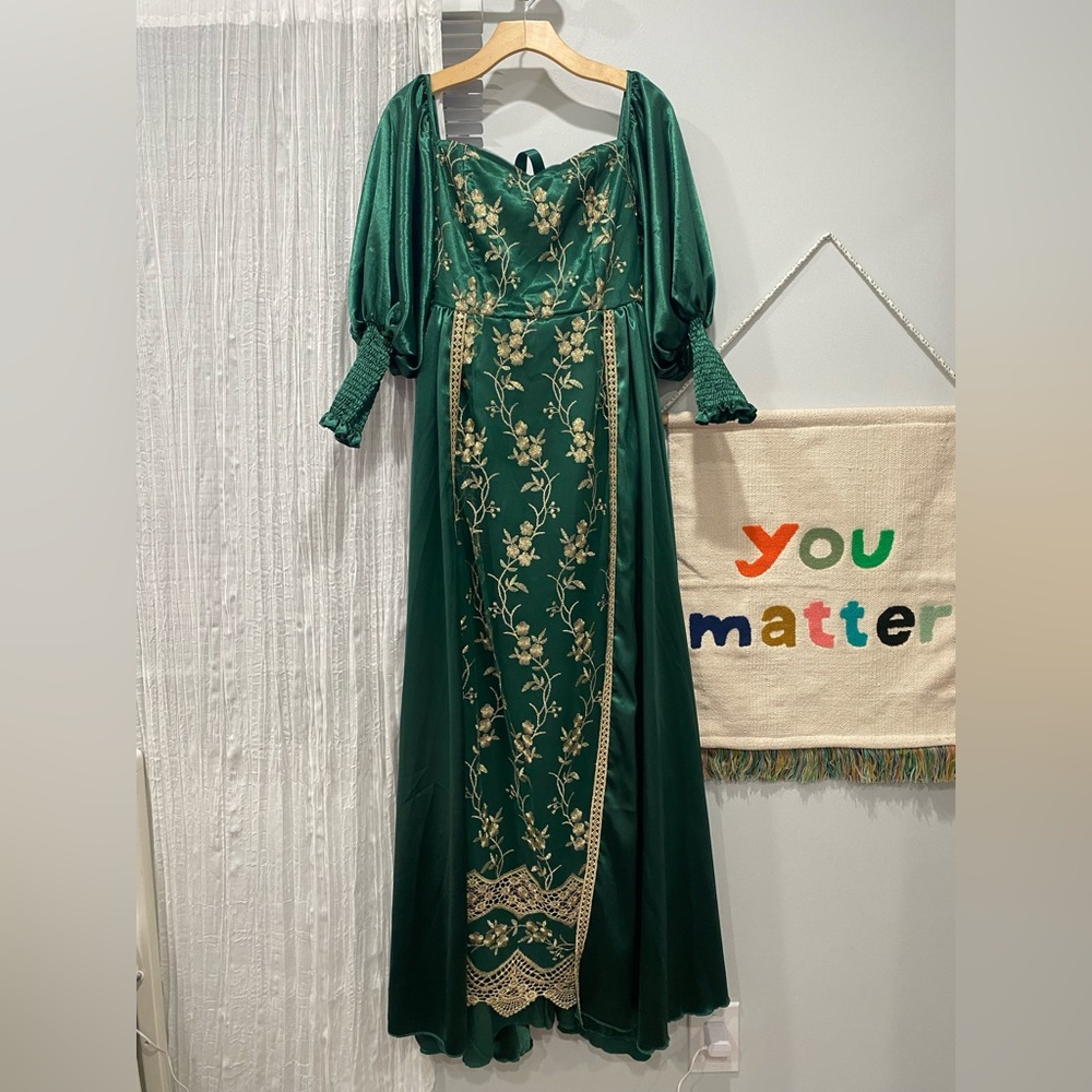 New SHEIN green elegant dress 8/10 M with free accessories. Gold details. Corset